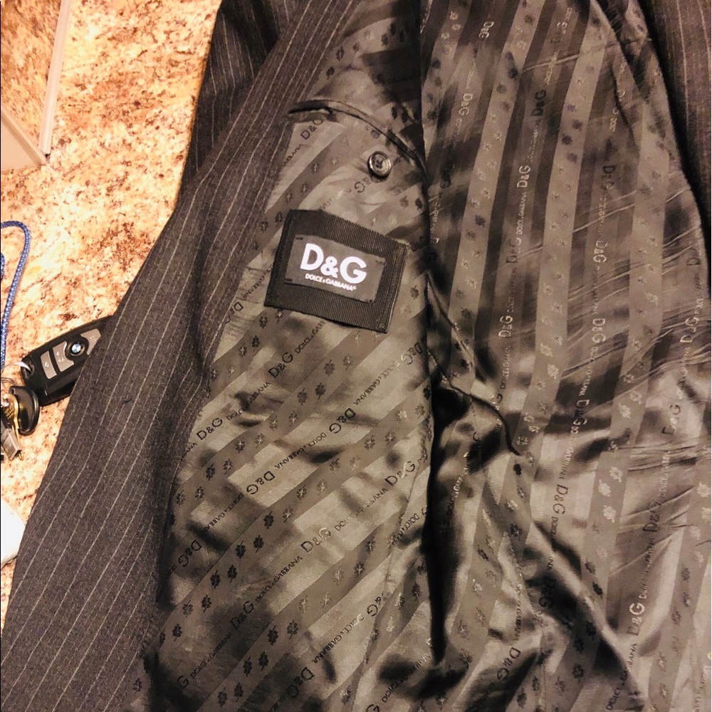 Dolce & Gabbana suite 50r fits like 40s and 32x32